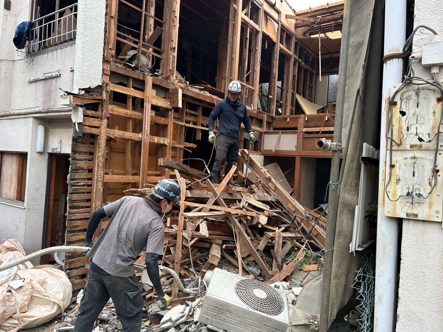 東京都北区中十条：狭小地の木造解体工事レポート（人力解体からのスタート！）